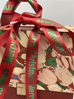 Disgleirio'r Nadolig hwn gyda rhubanau metelaidd arfer